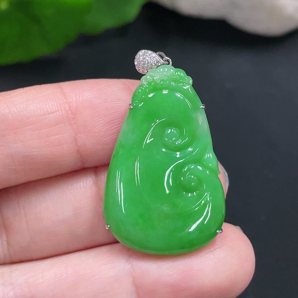 HUILIU HQ jadeite Ruyi pendant in 18K gold with intricate inlay, weighing approximately 6.1g, showcasing detailed craftsmanship.