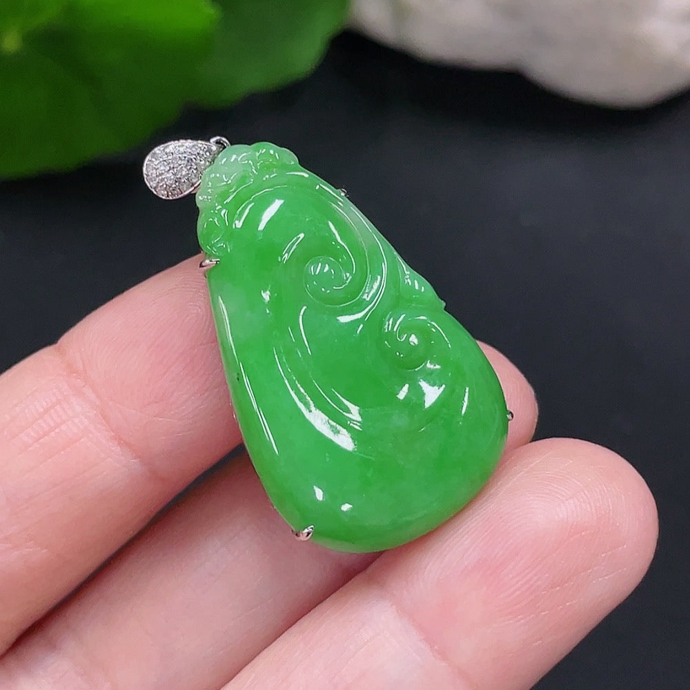 HUILIU HQ jadeite Ruyi pendant in 18K gold with intricate inlay, weighs approximately 6.1 grams, showcasing fine craftsmanship.