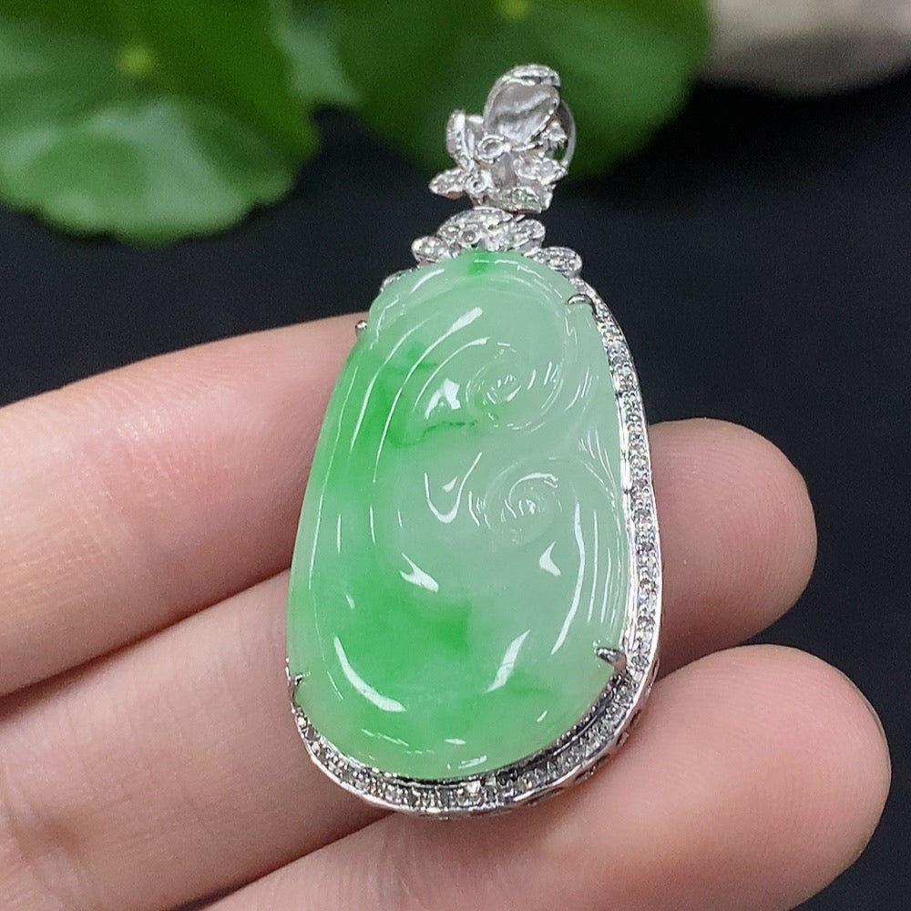 Jadeite Ruyi pendant with 18K gold and diamond accents, crafted by HUILIU HQ, weighs approx. 6.57g.