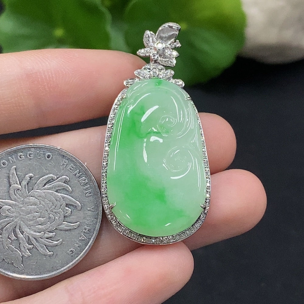 Jadeite Ruyi pendant in 18K gold with diamond accents, featuring intricate inlay work and a total weight of approx. 6.57g.