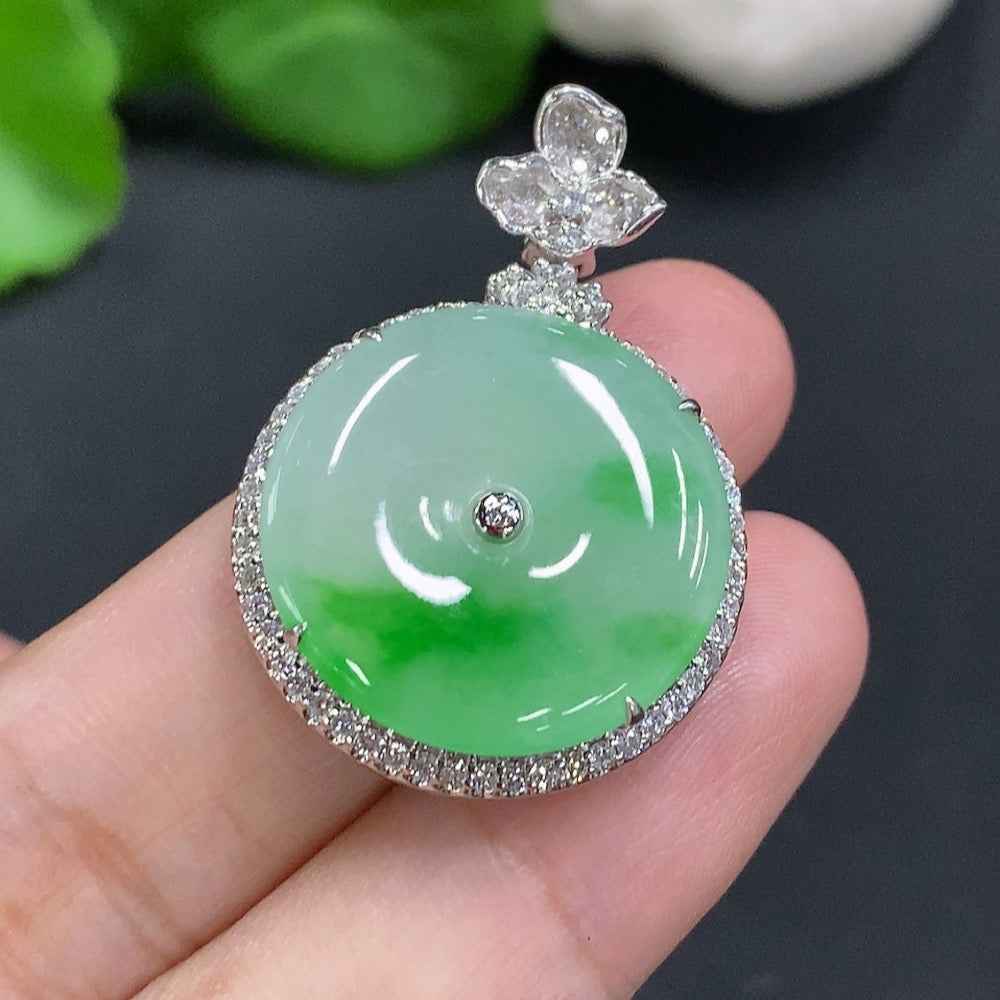 HUILIU HQ jadeite safety buckle pendant with inlaid design in 18K gold, weighing approximately 8.4 grams.