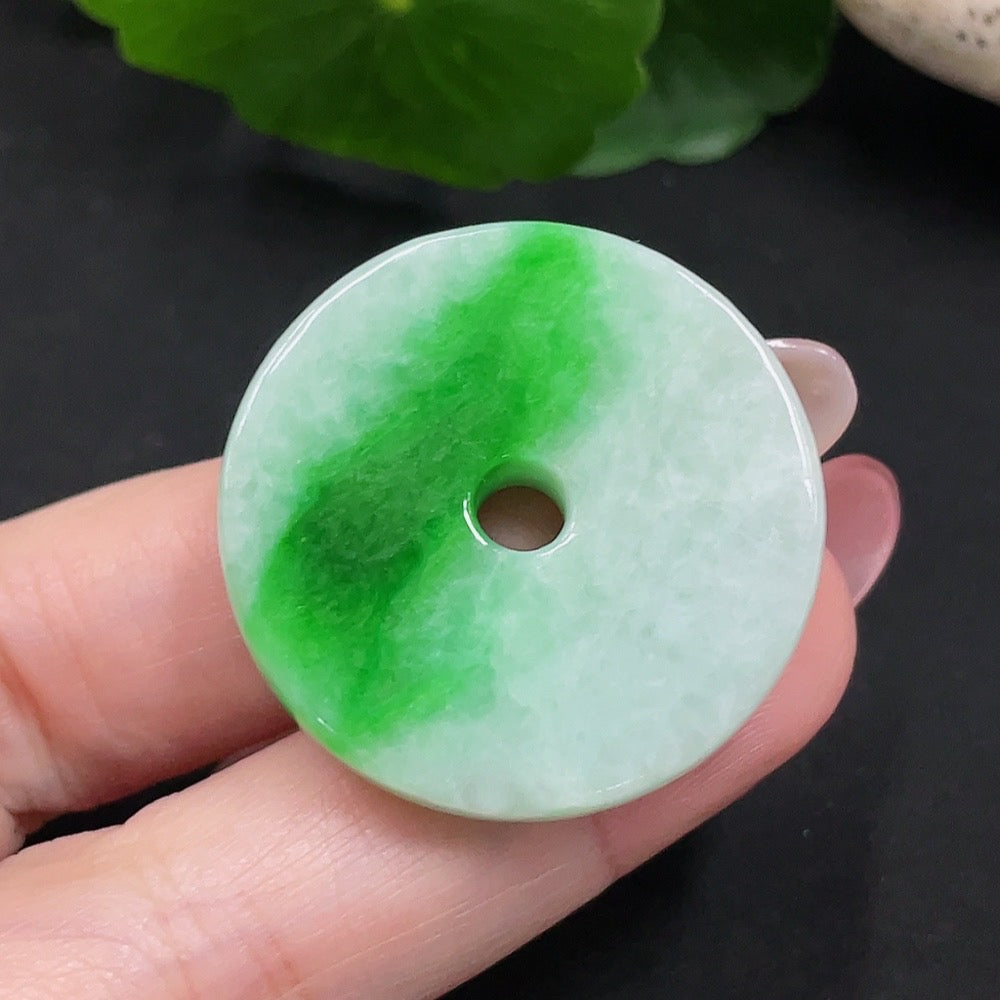 HUILIU HQ jadeite safety buckle pendant, natural green jade with smooth surface, weighing approximately 15.9 grams.