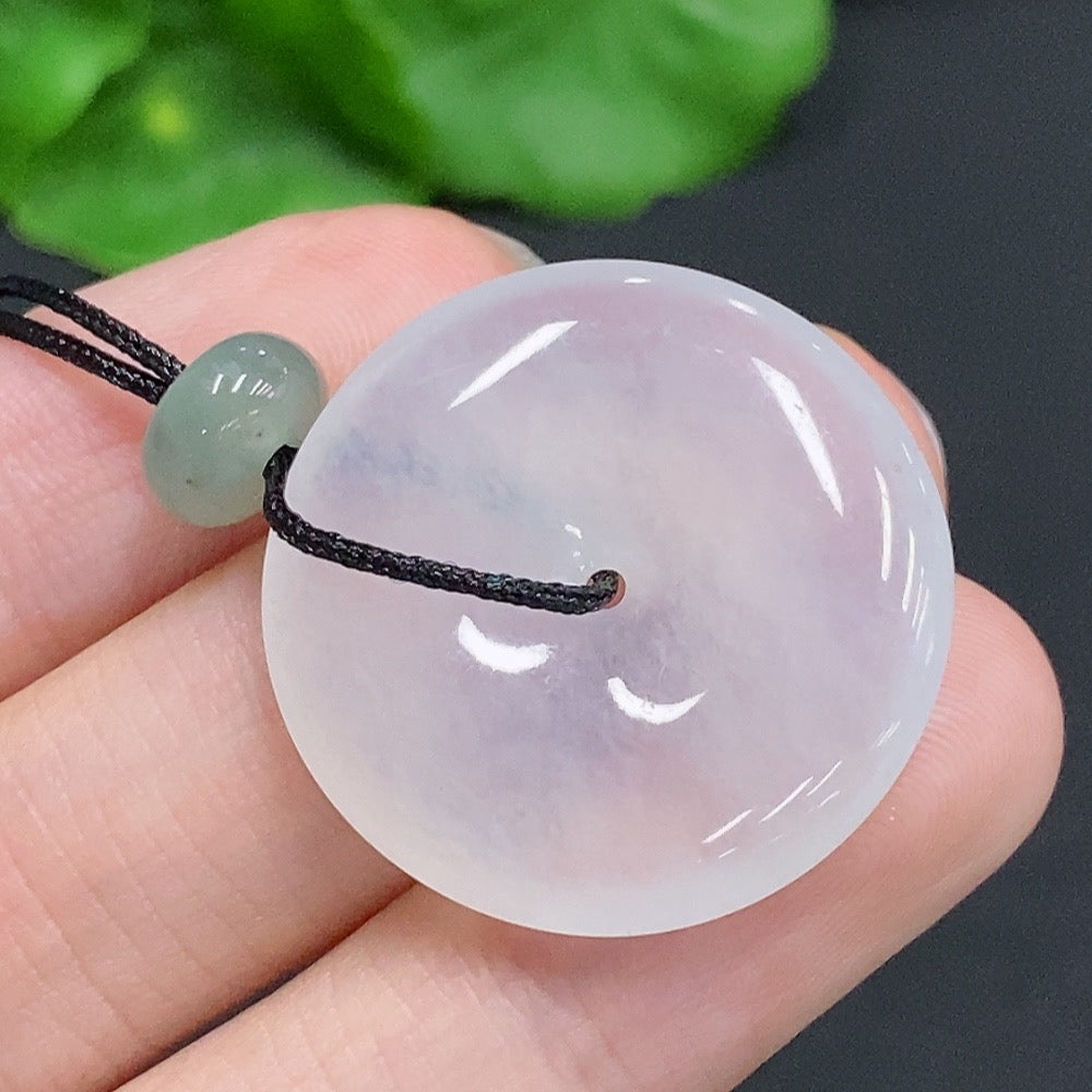 HUILIU HQ jadeite safety buckle weighing about 7.3g, featuring smooth jade surface and secure design for jewelry or accessories.