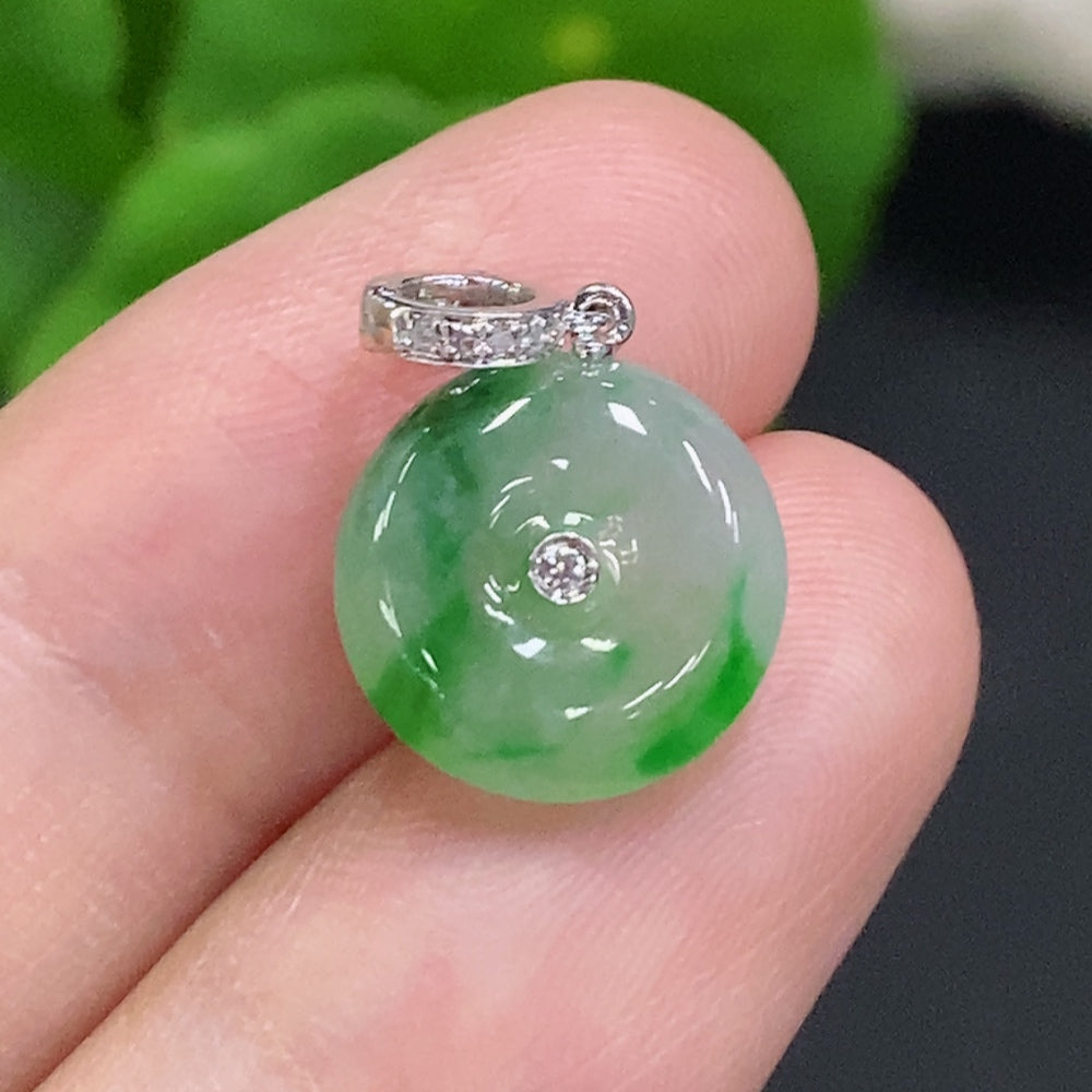 HUILIU HQ Jadeite safety buckle with 18K gold and diamonds, featuring intricate craftsmanship and a delicate design.