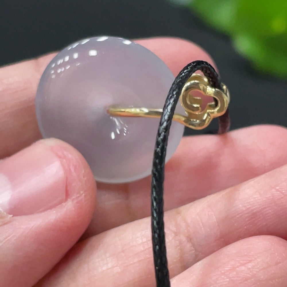 HUILIU HQ jadeite safety pendant with 18K gold clasp, non-gold rope, weighing about 3.5g, close-up of the elegant jade pendant.