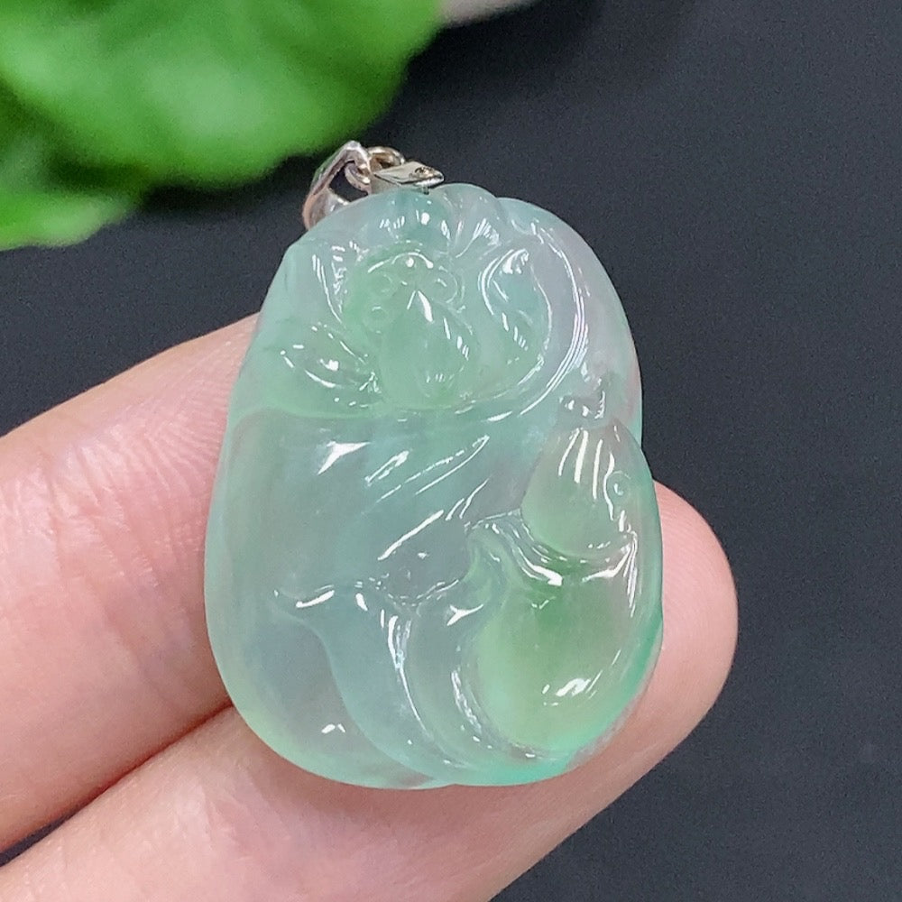 HUILIU HQ jadeite pendant with 18K gold clasp, featuring a vibrant jade stone and intricate design, weighing approximately 4.8 grams.