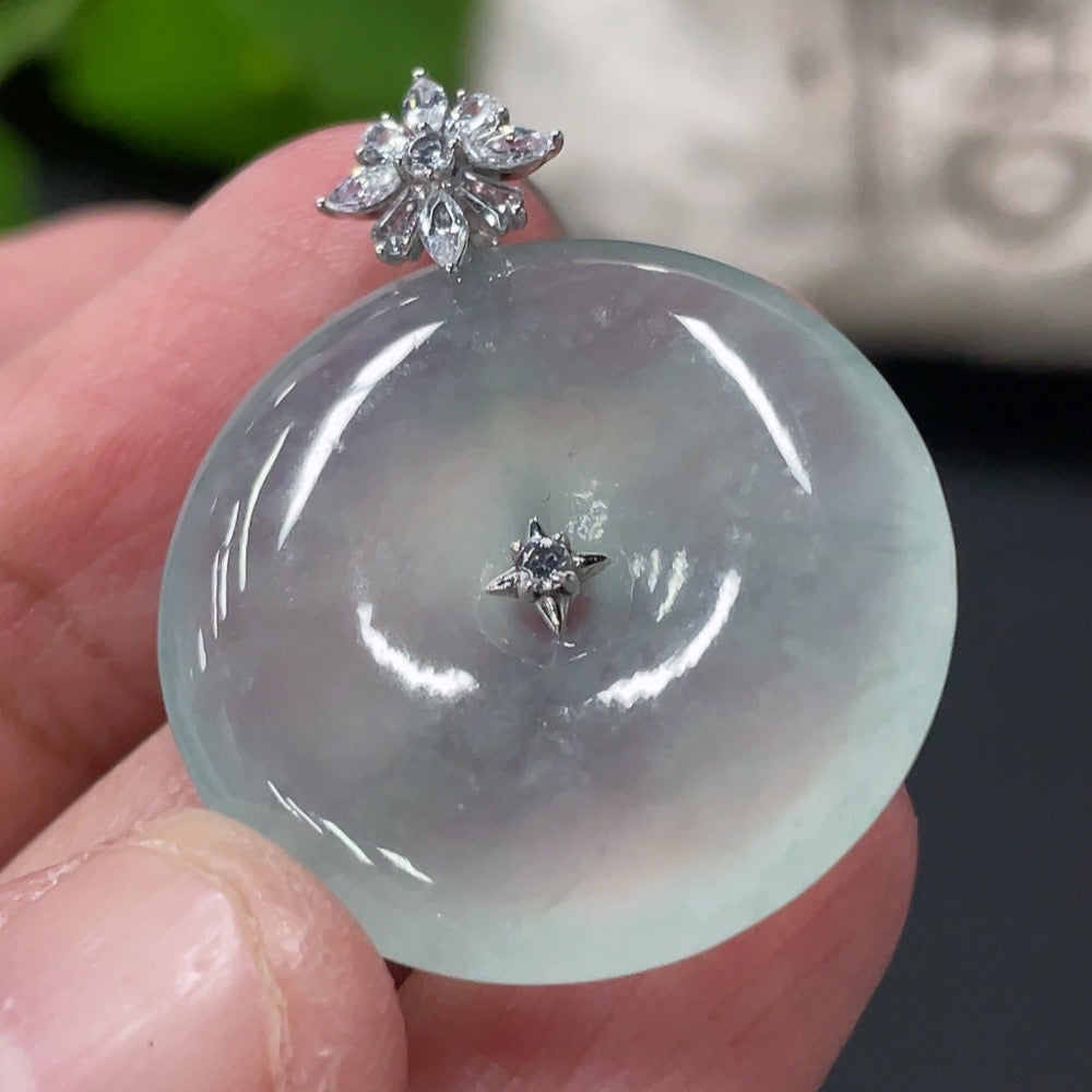 HUILIU HQ jadeite Peace Knot pendant showing a smooth, polished green jade carved with a peaceful knot design.