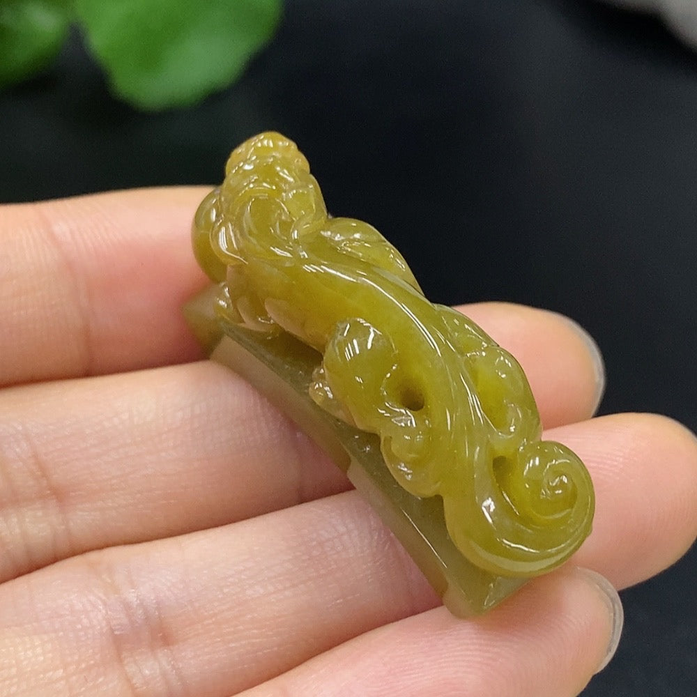 Jadeite Pi Xiu hand plaque by HUILIU HQ, made of jade, weighing approximately 14.81g, with undetermined color origin.