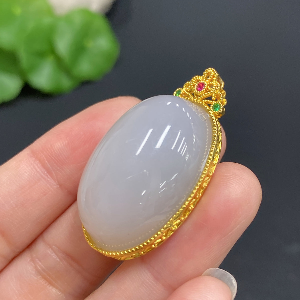 Natural Grade A Jadeite inlaid pendant with suspected gold plating from HUILIU HQ, weight approx. 11.2g, Huiliu certified.