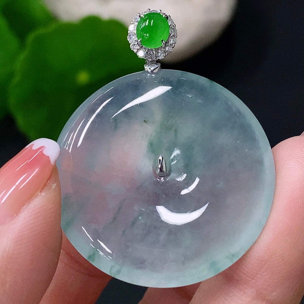 Natural Grade A jadeite pendant with peace knot design, HUILIU HQ certified, 11.28g, set in 18K gold.