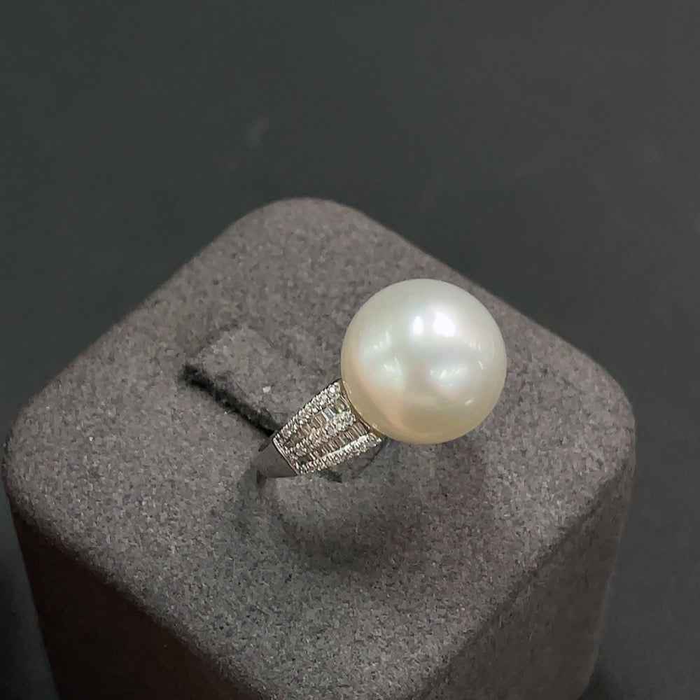 Seawater pearl inlaid ring by HUILIU HQ, 18k gold, size 15, featuring a 13.1mm pearl and weighing 6.47g.