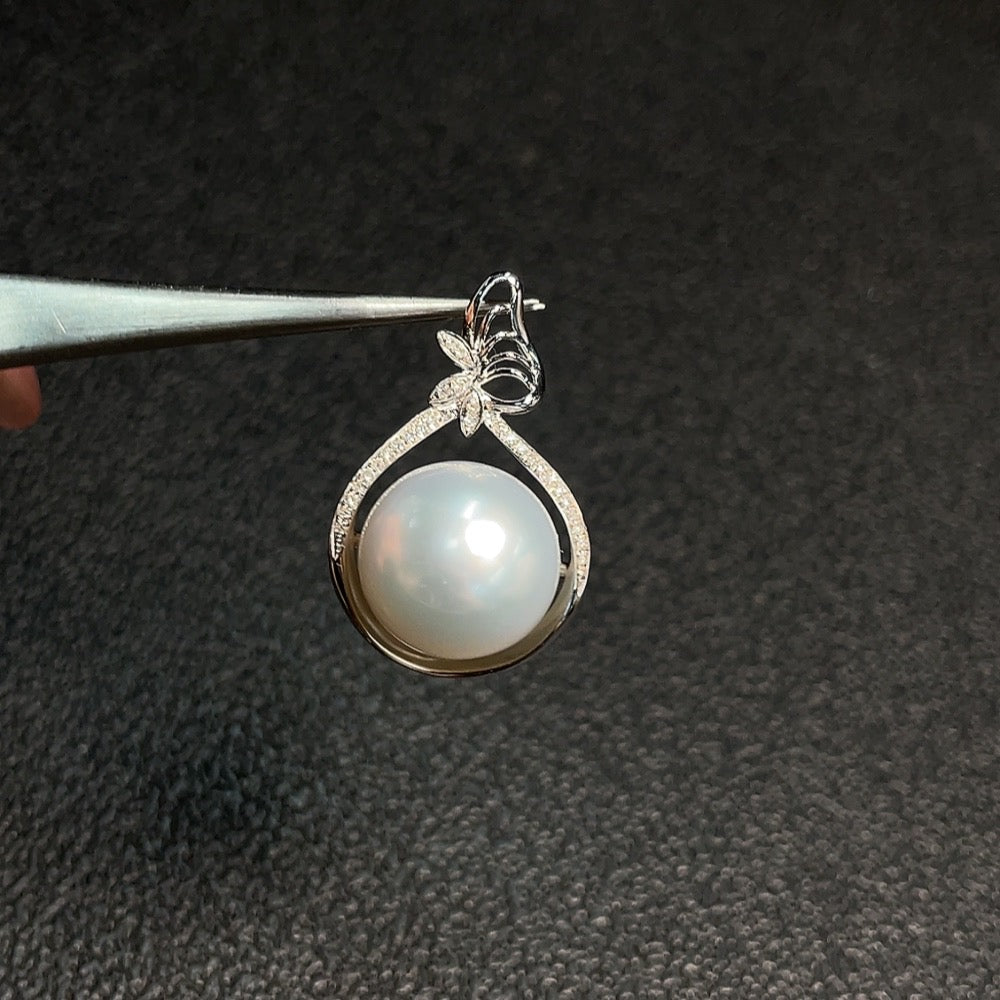 Seawater pearl pendant set in 18K gold with 13mm pearls, featuring a delicate design and total weight of about 5.37 grams.
