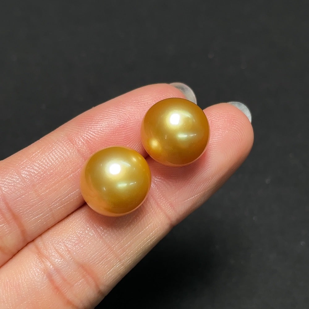 Seawater pearl stud earrings 18k gold approximately 12.8mm color origin undetermined