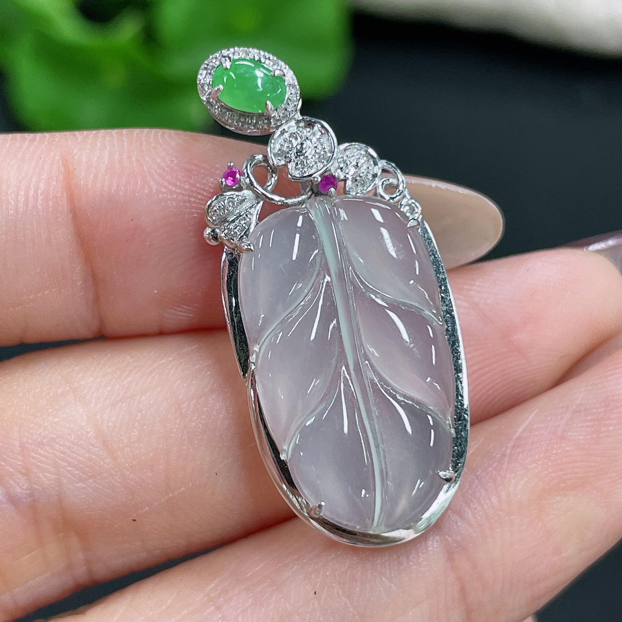 Jadeite Pendant Leaf 18K Gold Inlaid with Diamond Colorless Total Weight Approx. 3.28g