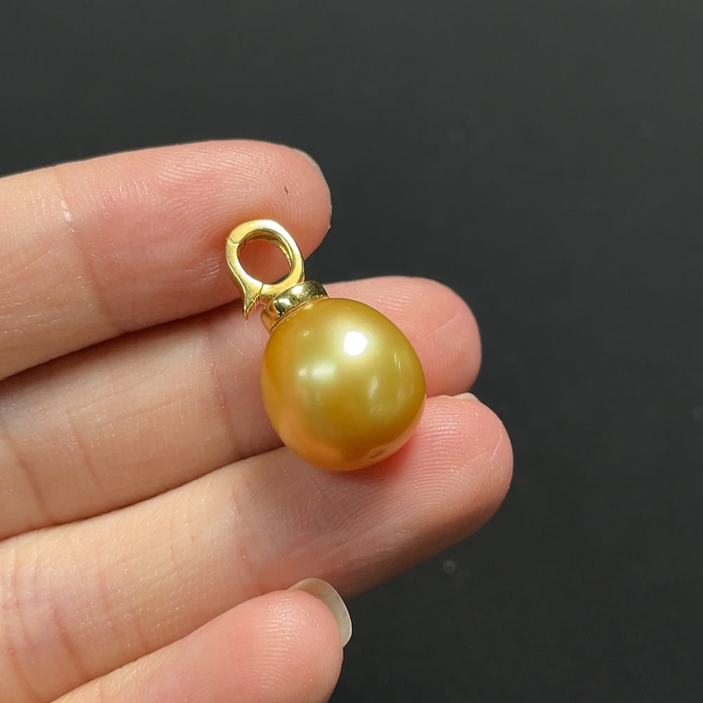 Saltwater Pearl Pendant with Diamond Accents in 18K Gold (Color Origin Undetermined)