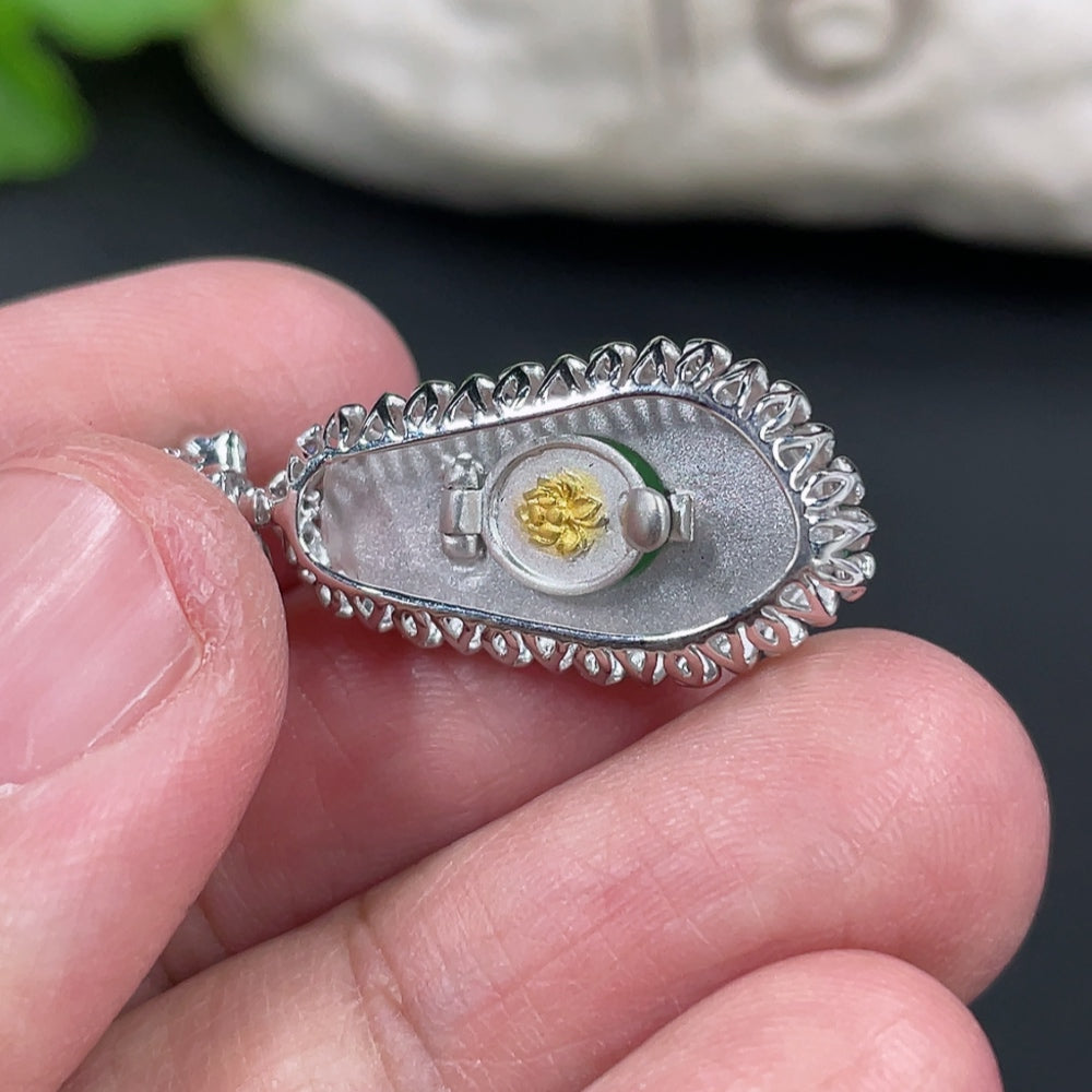 Jadeite Leaf Inlaid Pendant 18K Gold with Diamond Accents Total Weight Approx. 2.93g