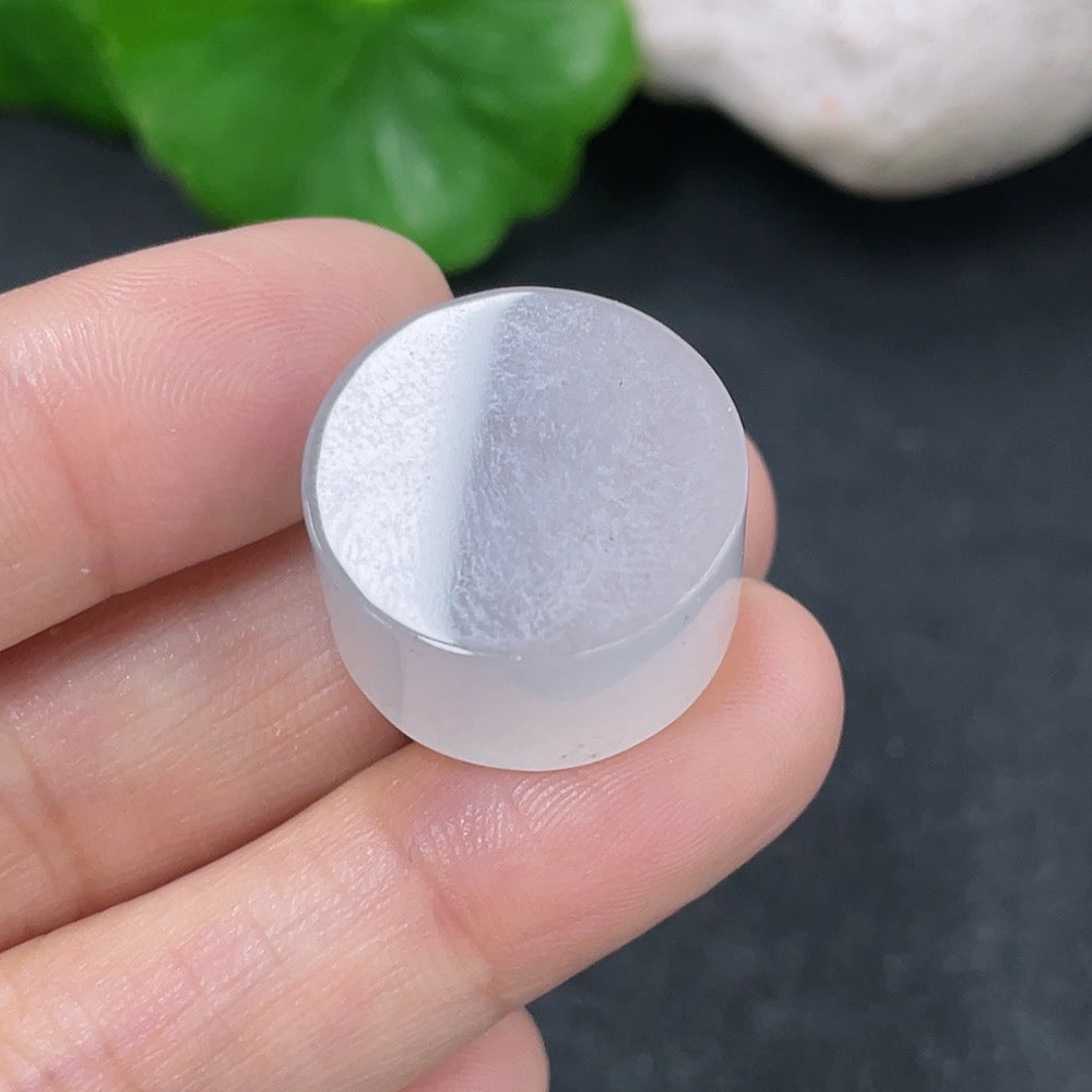 HKHQ jadeite beads jewelry featuring smooth, green jadeite beads totaling approximately 9.64 grams for elegant accessories.