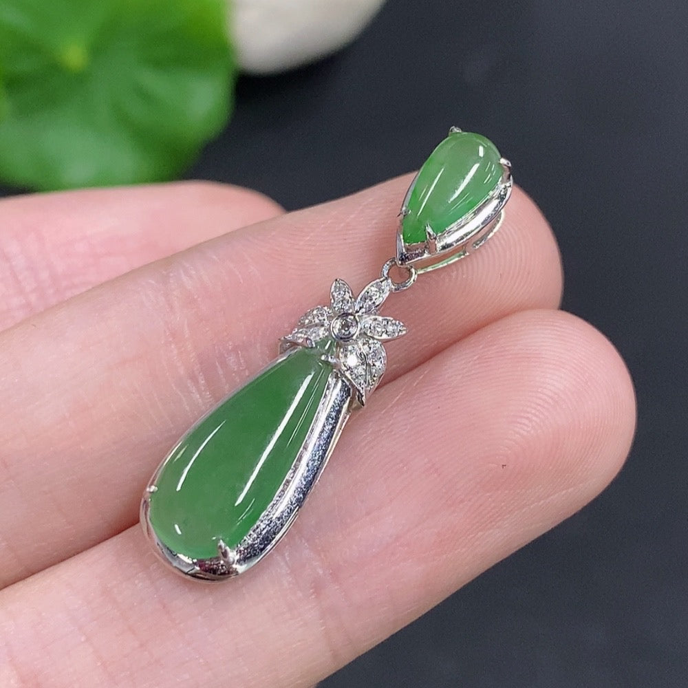 Jadeite teardrop-shaped pendant with 18k gold mounting, total weight approximately 1.6g, accented with diamonds