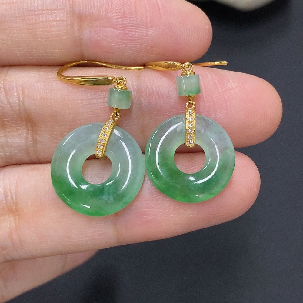 Jadeite earrings with 18K gold mounting, total weight approx. 3.7g (set with diamonds)