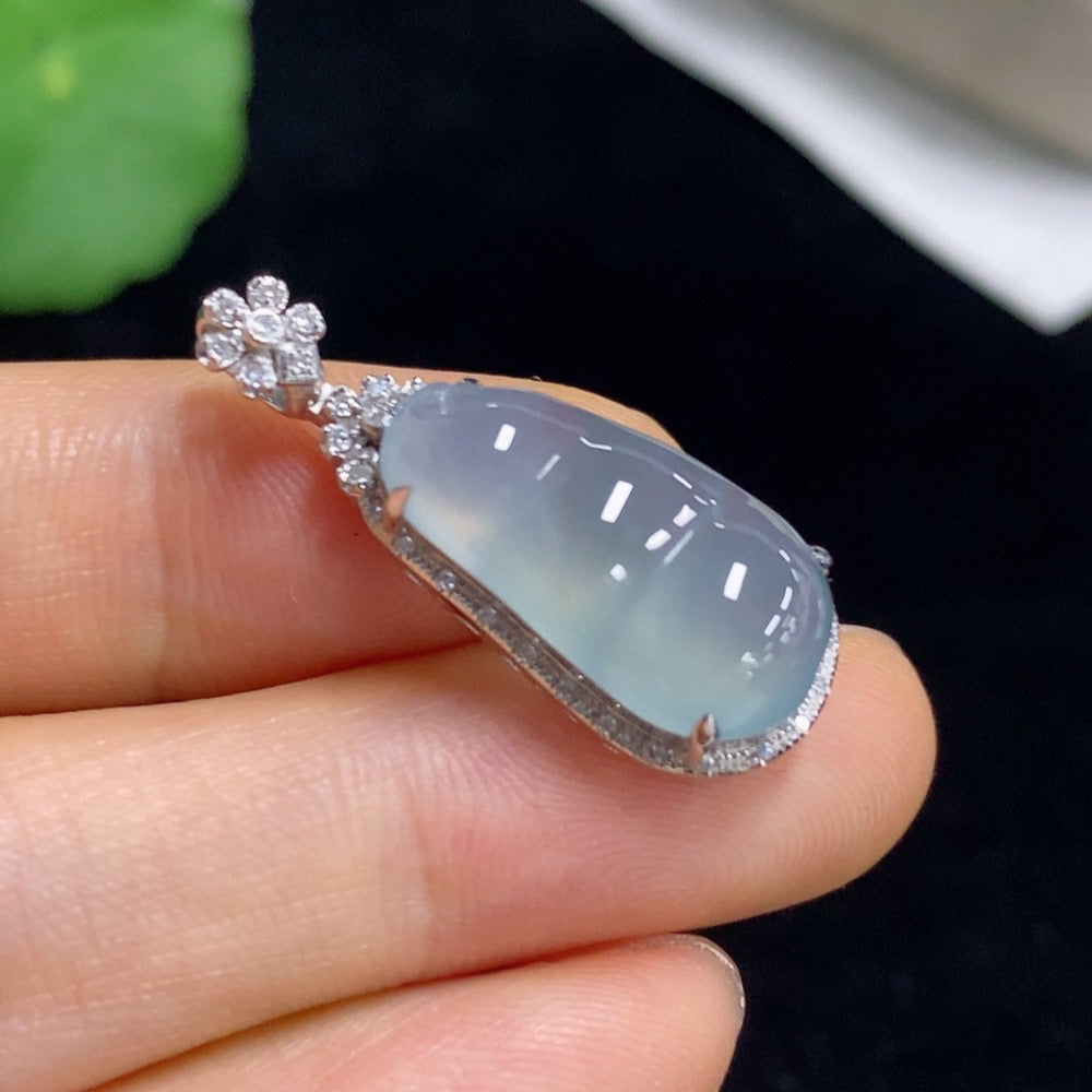 Jadeite Lucky Bean Pendant with 18K Gold and Diamond Accents, Total Weight Approximately 3.58g