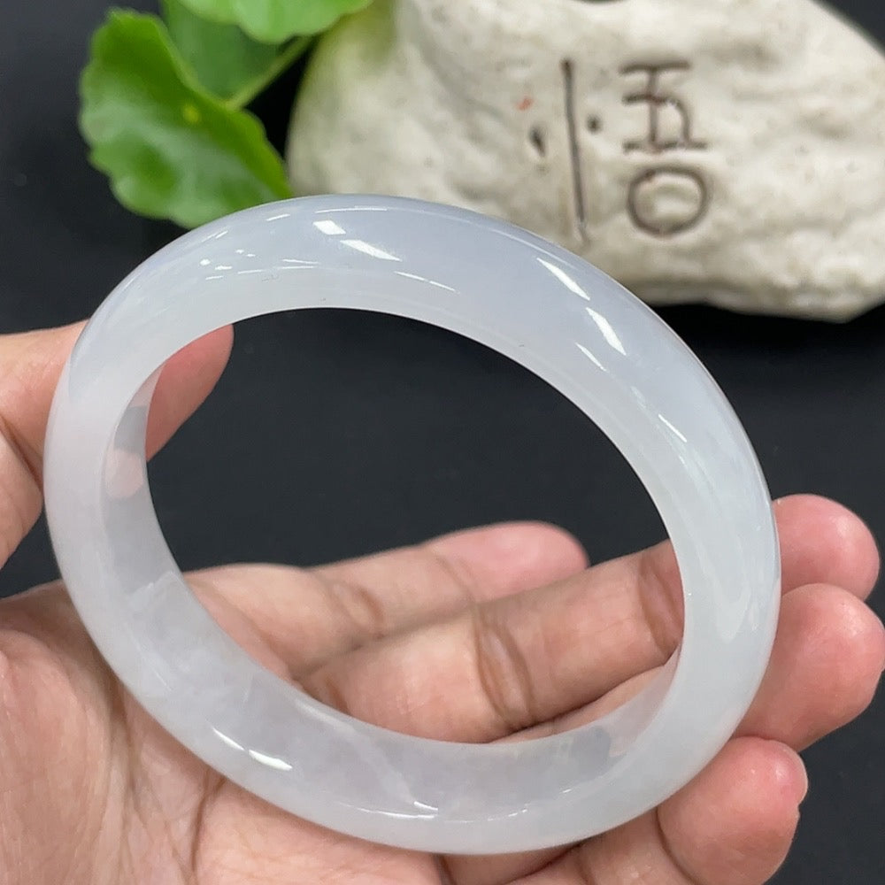 HKHQ jadeite round bangle with 57.5mm diameter and 58.27g weight, showcasing the smooth, polished jadeite surface.