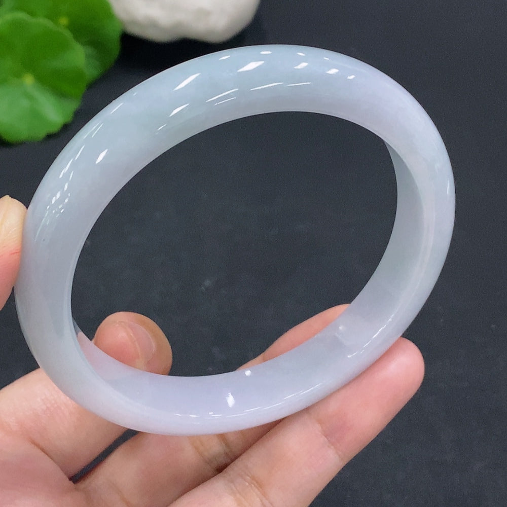 HKHQ Jadeite round bracelet featuring smooth, polished jade stones, certified by Huiliu, perfect for elegant jewelry styling.
