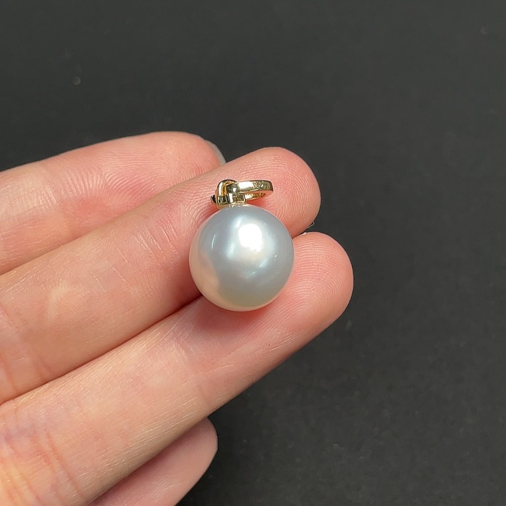 Seawater pearl pendant set in 18k gold, approximately 12mm in size, total weight about 3.44g