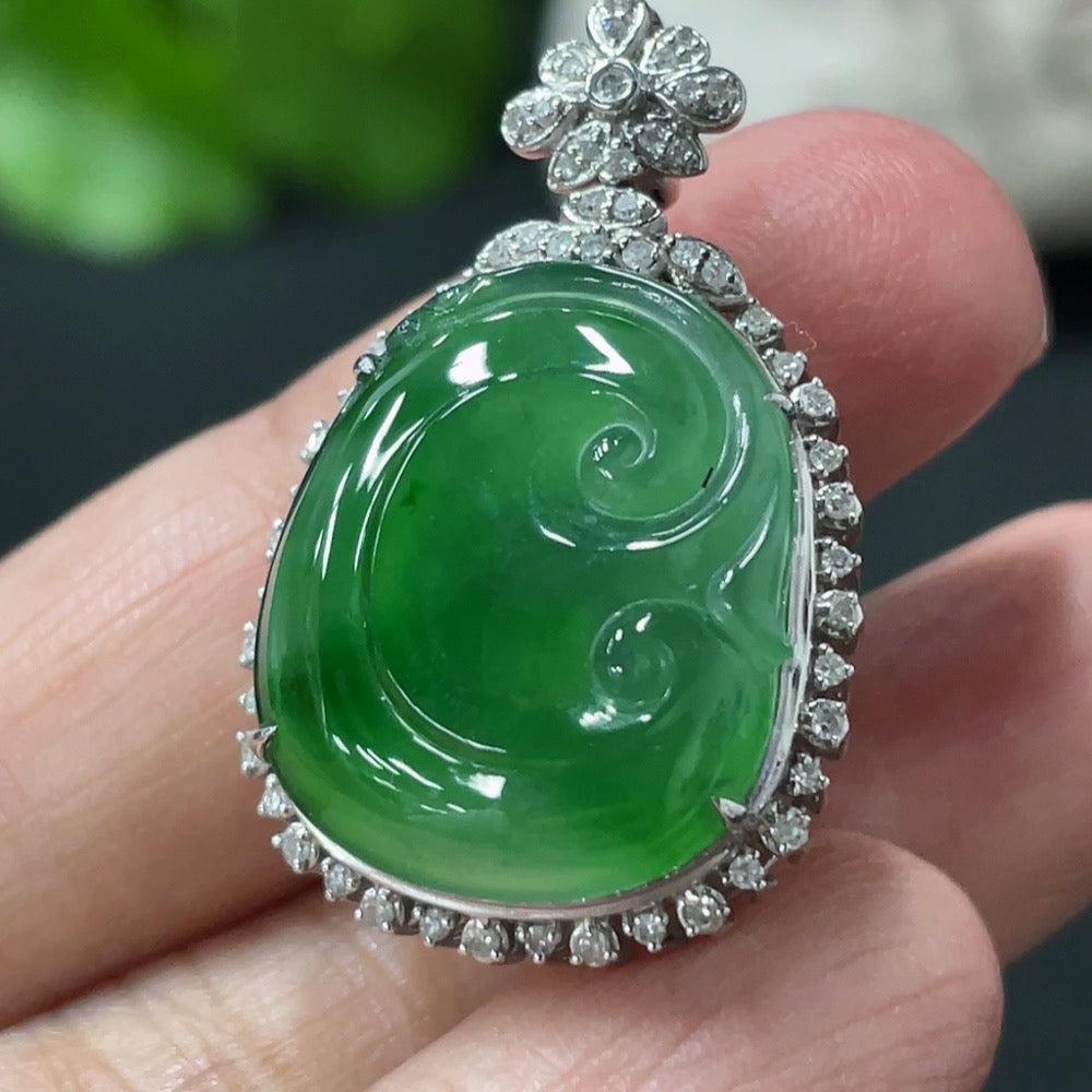 Jadeite Ruyi Inlaid Pendant with 18K Gold and Diamond Accents, Total Weight Approximately 5.54g