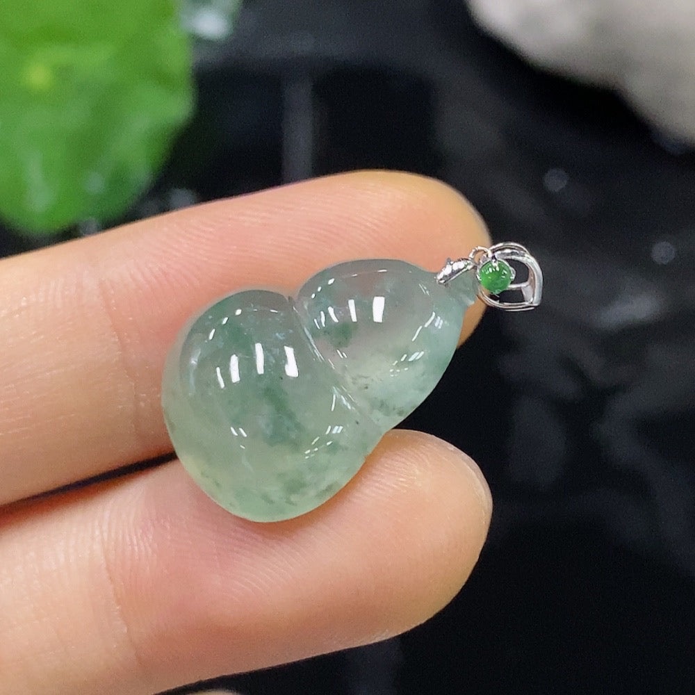 Jadeite Gourd Pendant with 18k Gold Bezel, Total Weight 3.703g