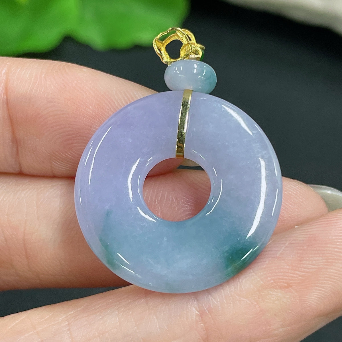 Jadeite pendant with 18k gold clasp, weighing approximately 4.5g, featuring smooth green jade gemstone and gold clasp.