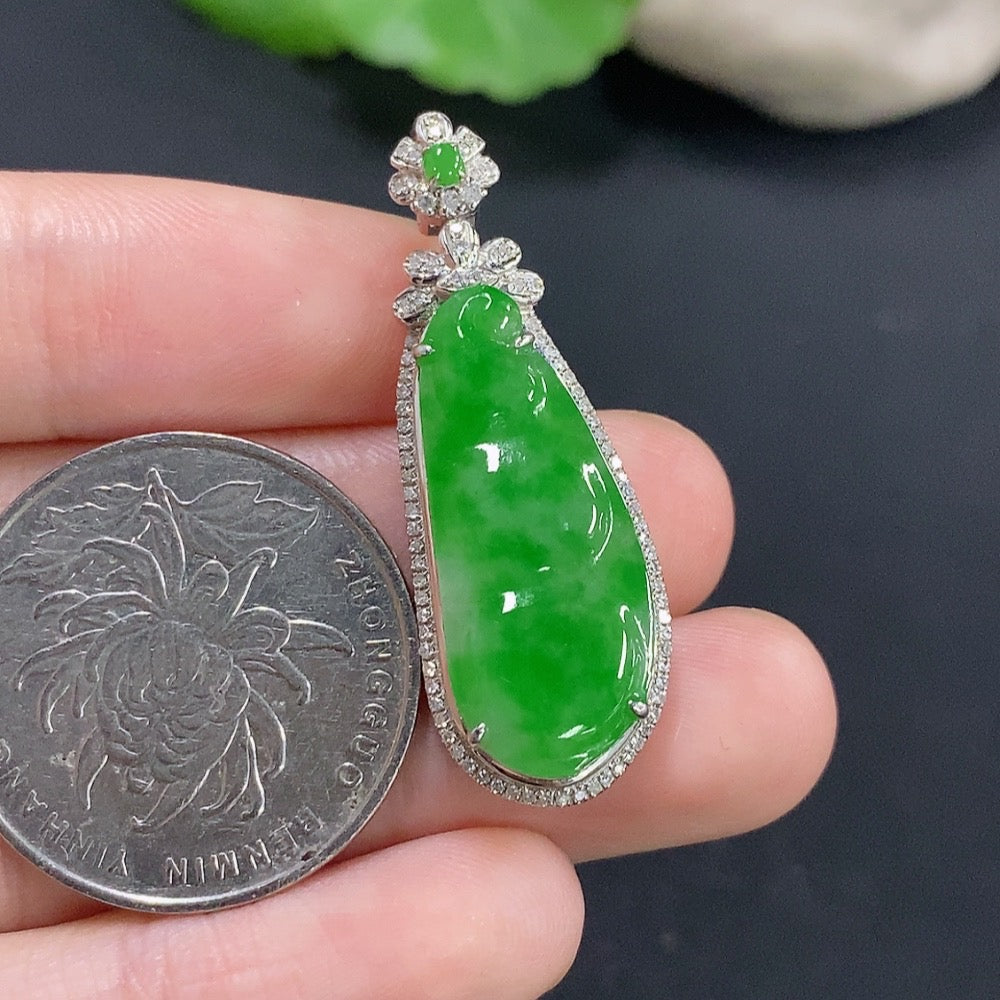 Jadeite bean inlay pendant with 18k gold and diamond accents, weighing approximately 4.1g, featuring a polished jade gemstone.