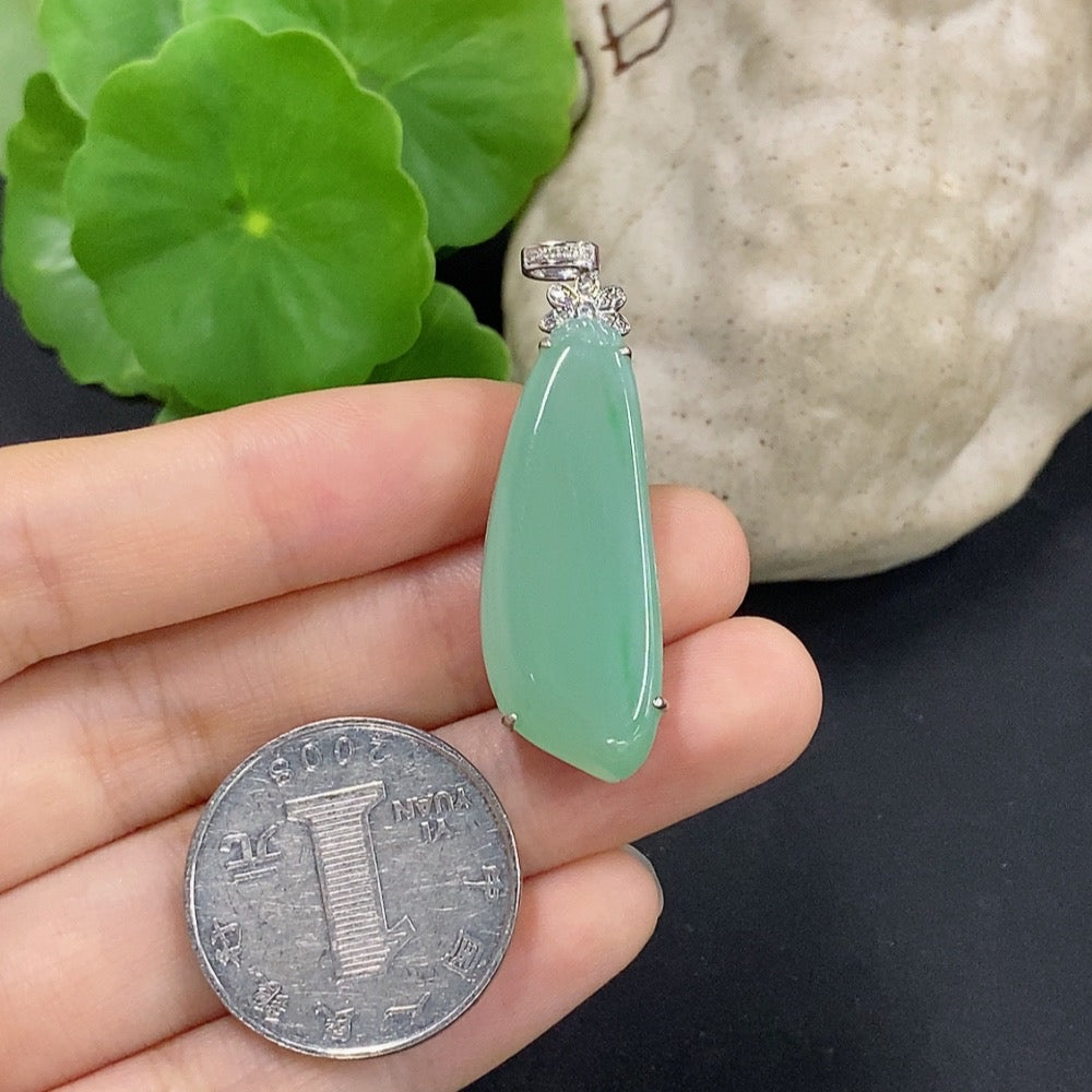 Jadeite Blessing Melon Pendant with 18K Gold and Diamond Accents, Total Weight Approx. 6.1g