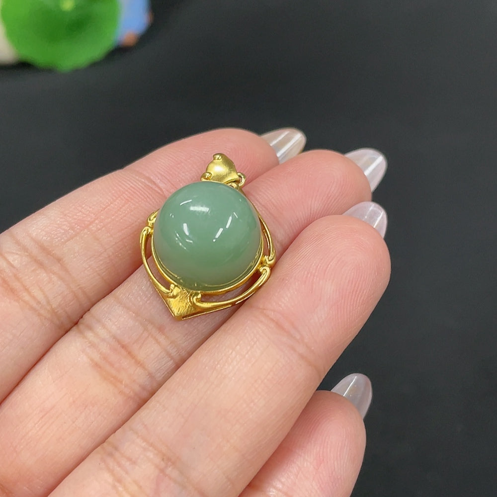 Hetian Jade Jasper Inlaid Pendant, 18k Gold, Total Weight Approximately 5.2g