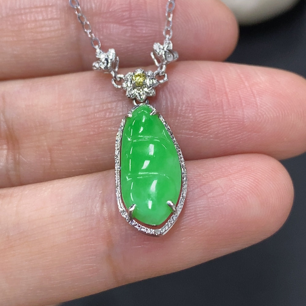 Jadeite Auspicious Bean Pendant in 18K Gold, Total Weight Including Chain Approx. 2.5g (Non-Diamond)