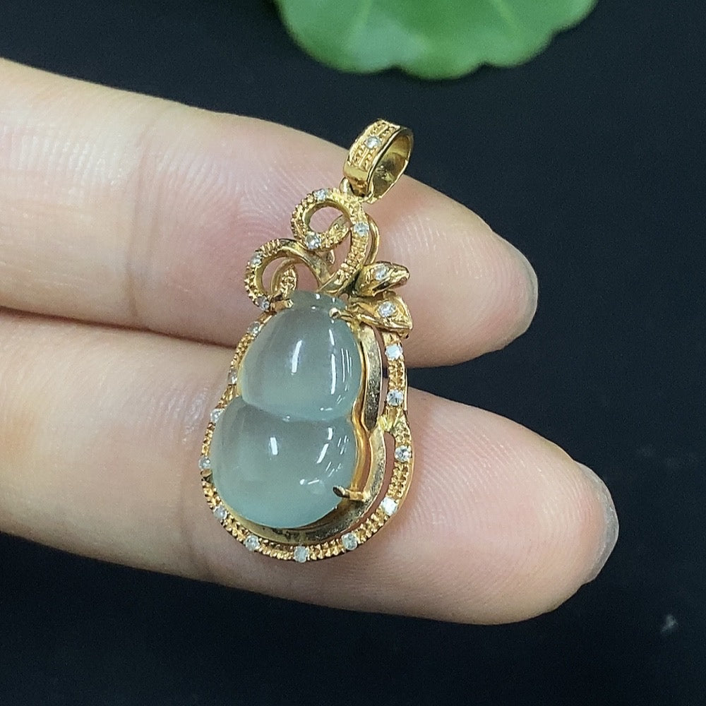 Jadeite Gourd Inlaid Pendant AU71% with Diamond Accents