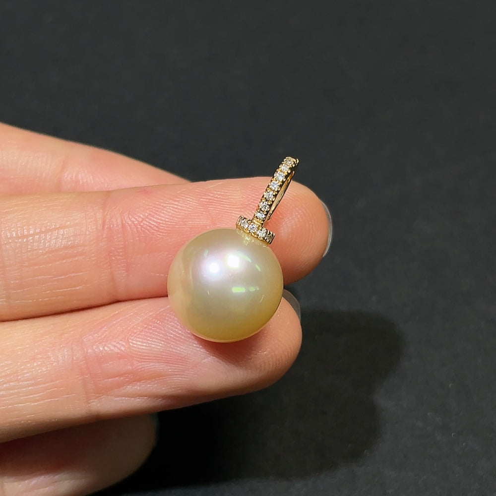 Seawater pearl pendant with diamonds in 18K gold, 12.4mm size, accented with diamonds, weight 3.47g, color origin undetermined