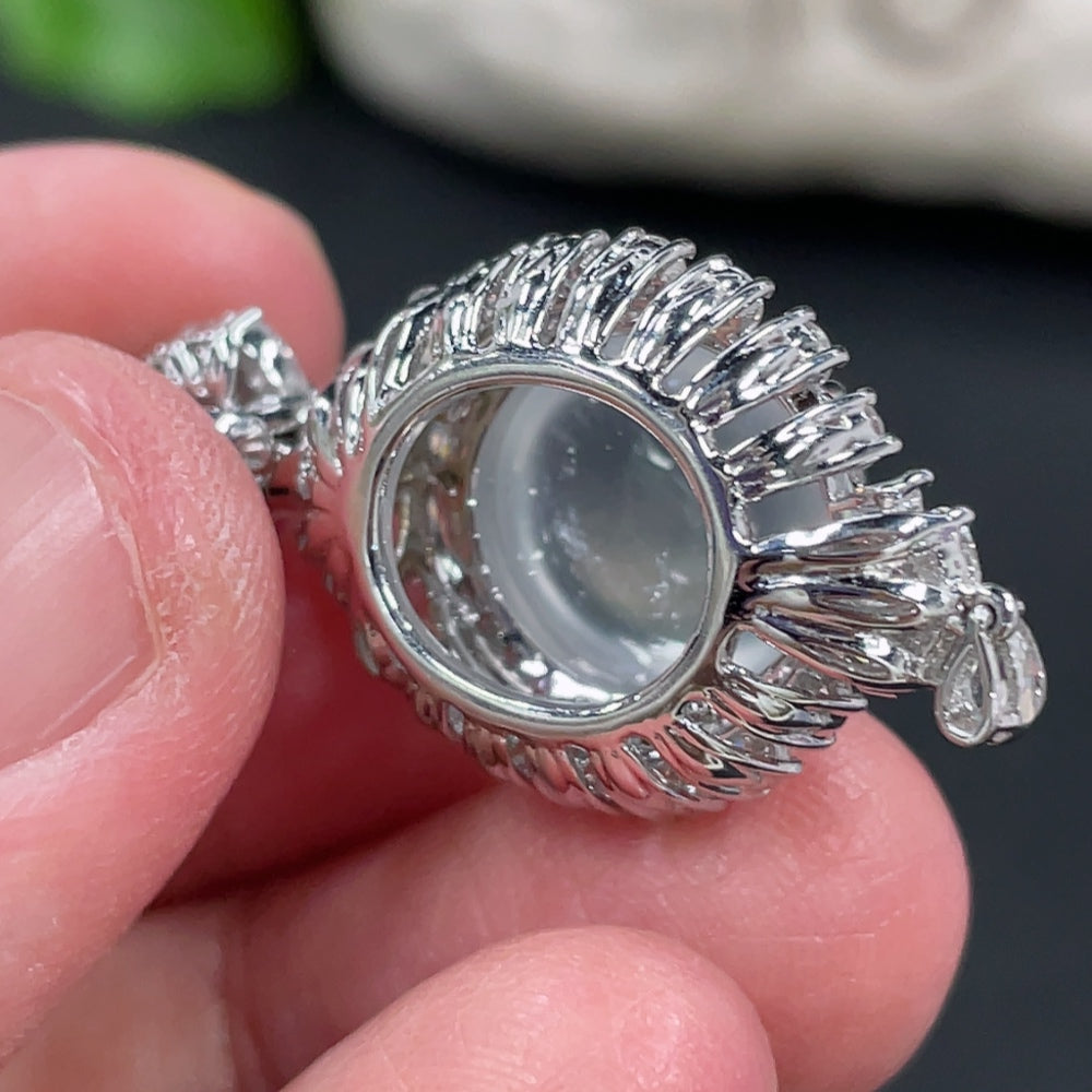 Jadeite Cabochon Pendant, 18K Gold Setting with Diamond Accents, Total Weight Approx. 6.4g