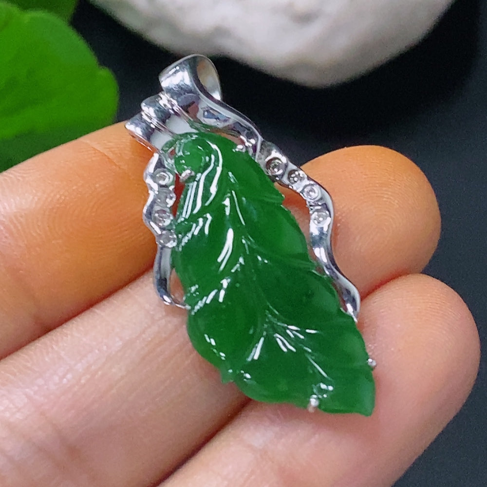 Jadeite Inlaid Leaf Pendant 18k Total Weight Approx. 5.13g