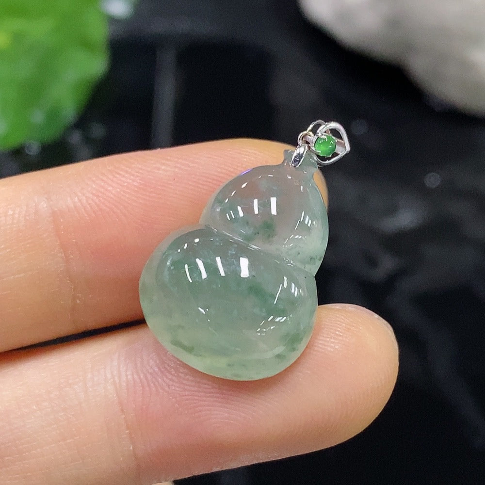 Jadeite Gourd Pendant with 18k Gold Bezel, Total Weight 3.703g