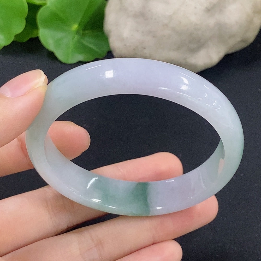 Jadeite Concubine bracelet in size 55/48.3 with a total weight of 42.13g, featuring smooth jadeite beads and a polished finish.