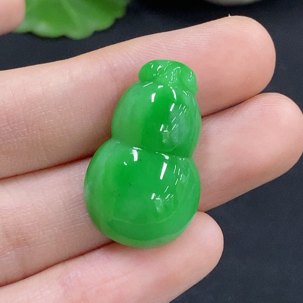 Jadeite gourd inlay piece from HKHQ, weighing approximately 4.48g, featuring smooth jade with intricate inlaid details.