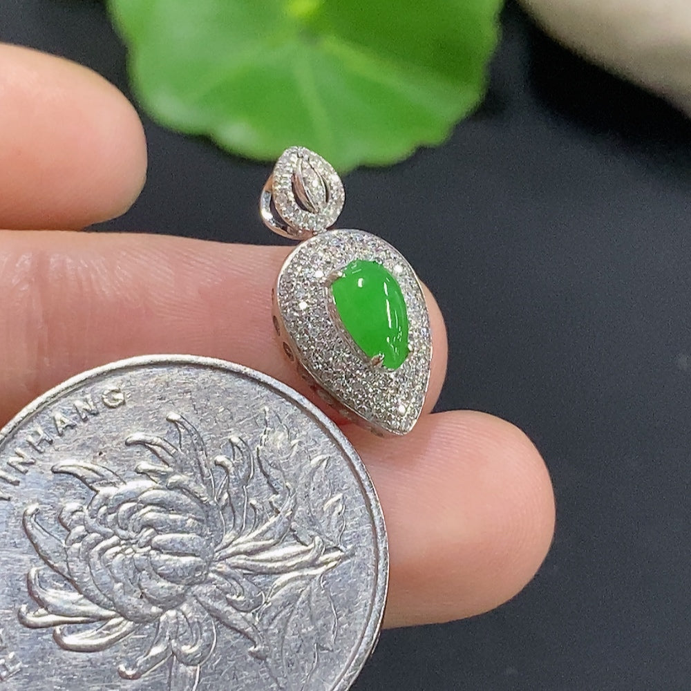HKHQ jadeite inlaid pendant necklace with 18k gold and diamond accents, featuring a delicate, polished design.