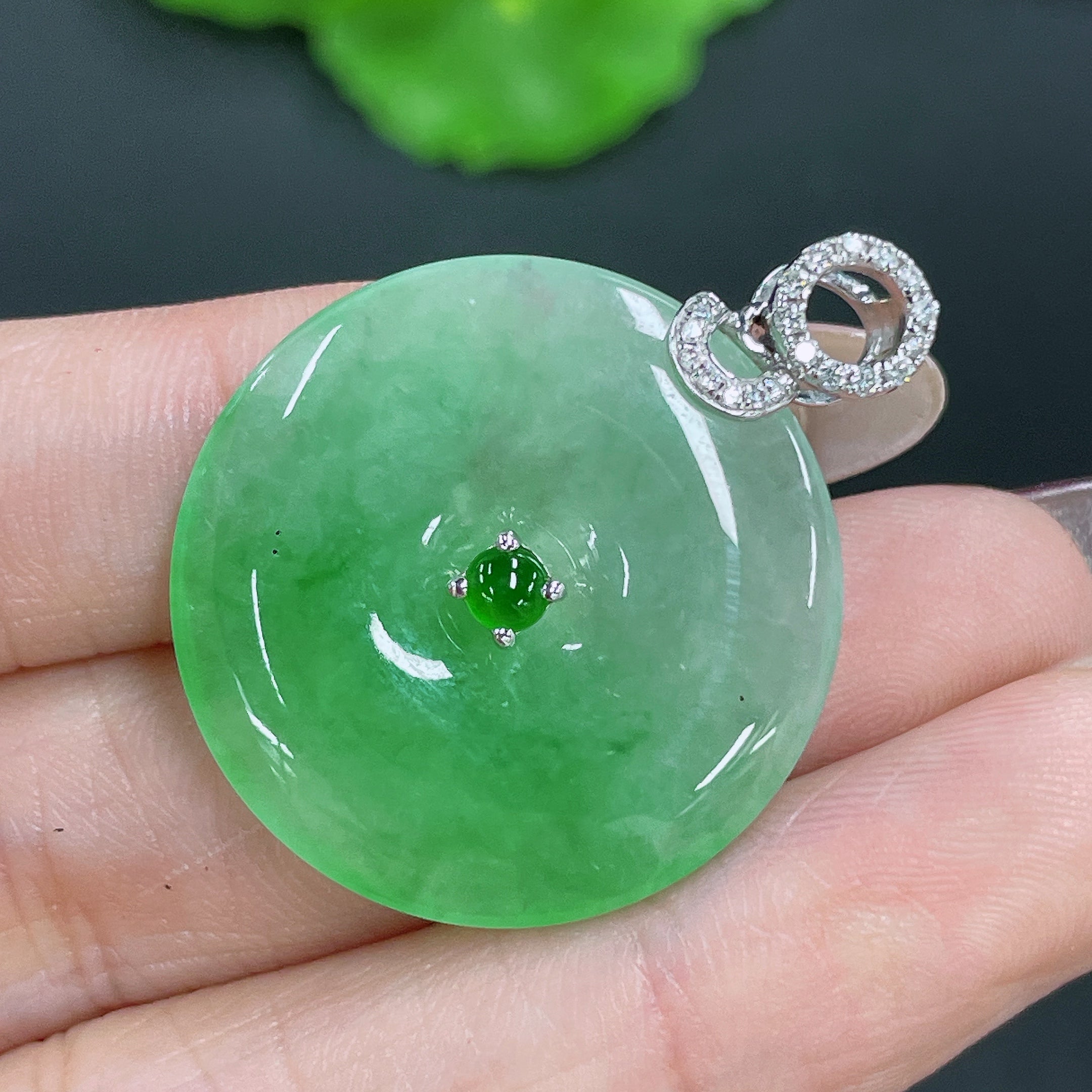Jadeite Pendant Peace Knot 18K Gold Inlaid with Diamonds Total Weight Approx. 8.13g