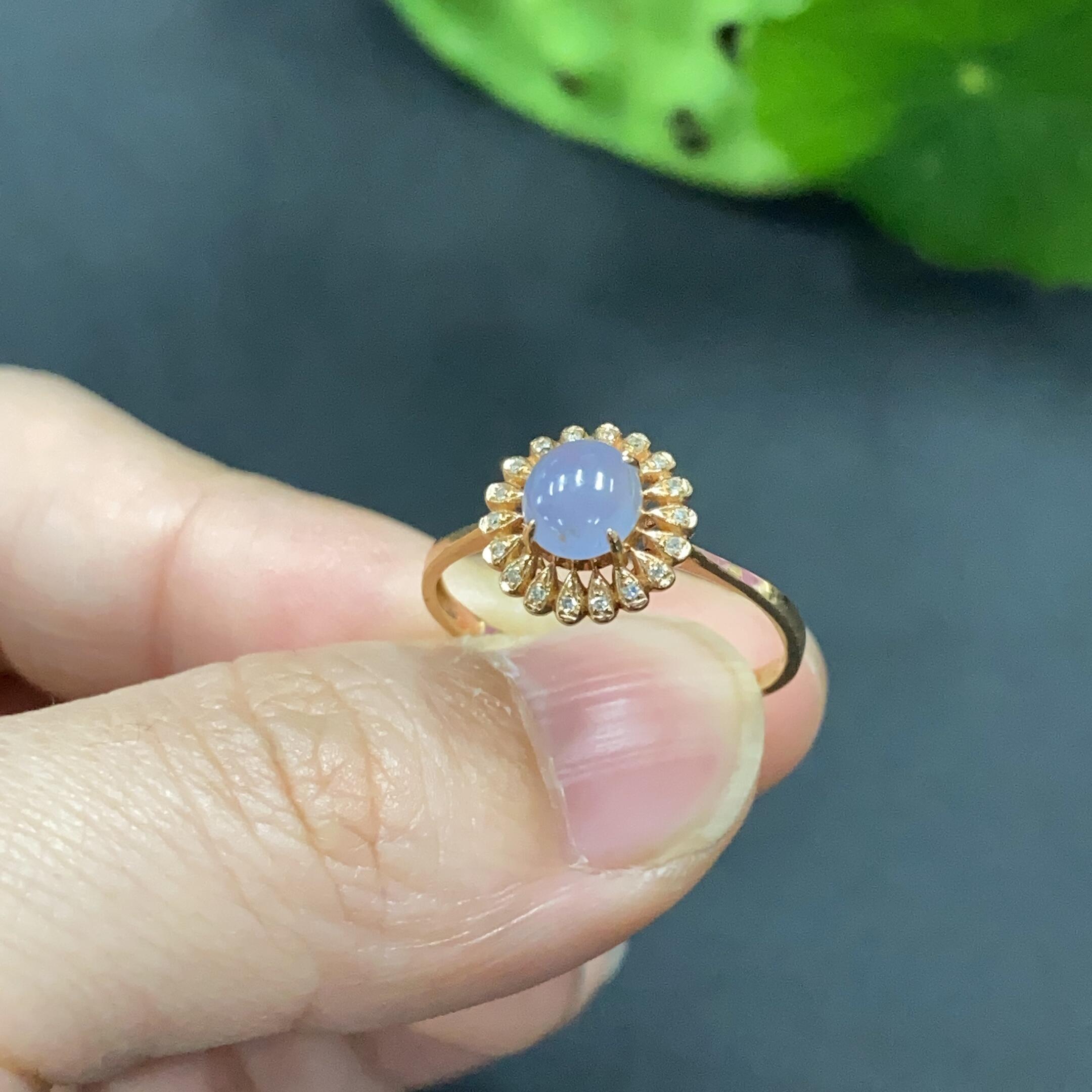 Jadeite Cabochon Mounted Ring    18k Gold    Size 13    Total Weight 1.24g