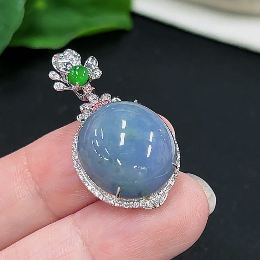 Jadeite cabochon pendant with 18k gold setting and four non-diamond accents, crafted by HKHQ, weighs approximately 5.45g.
