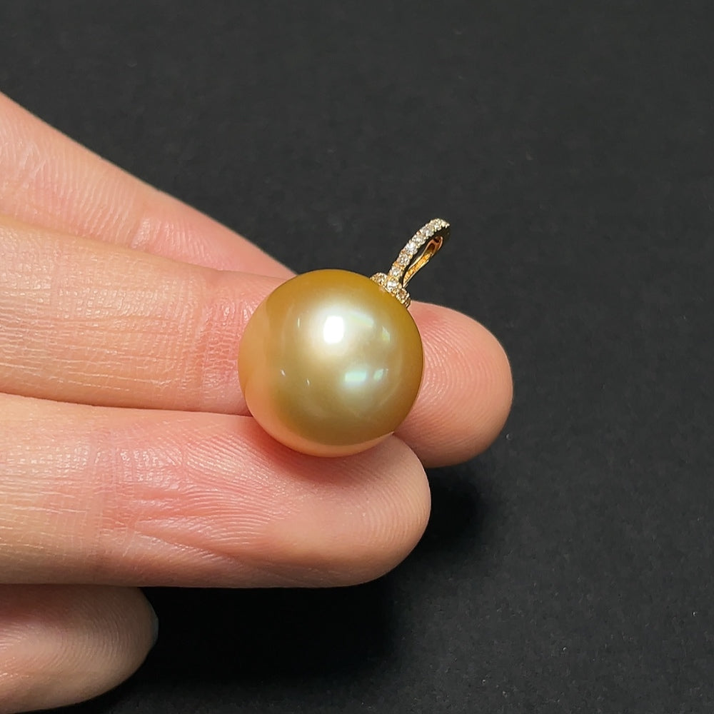 Saltwater Pearl Pendant 18K Gold with Diamond Accents