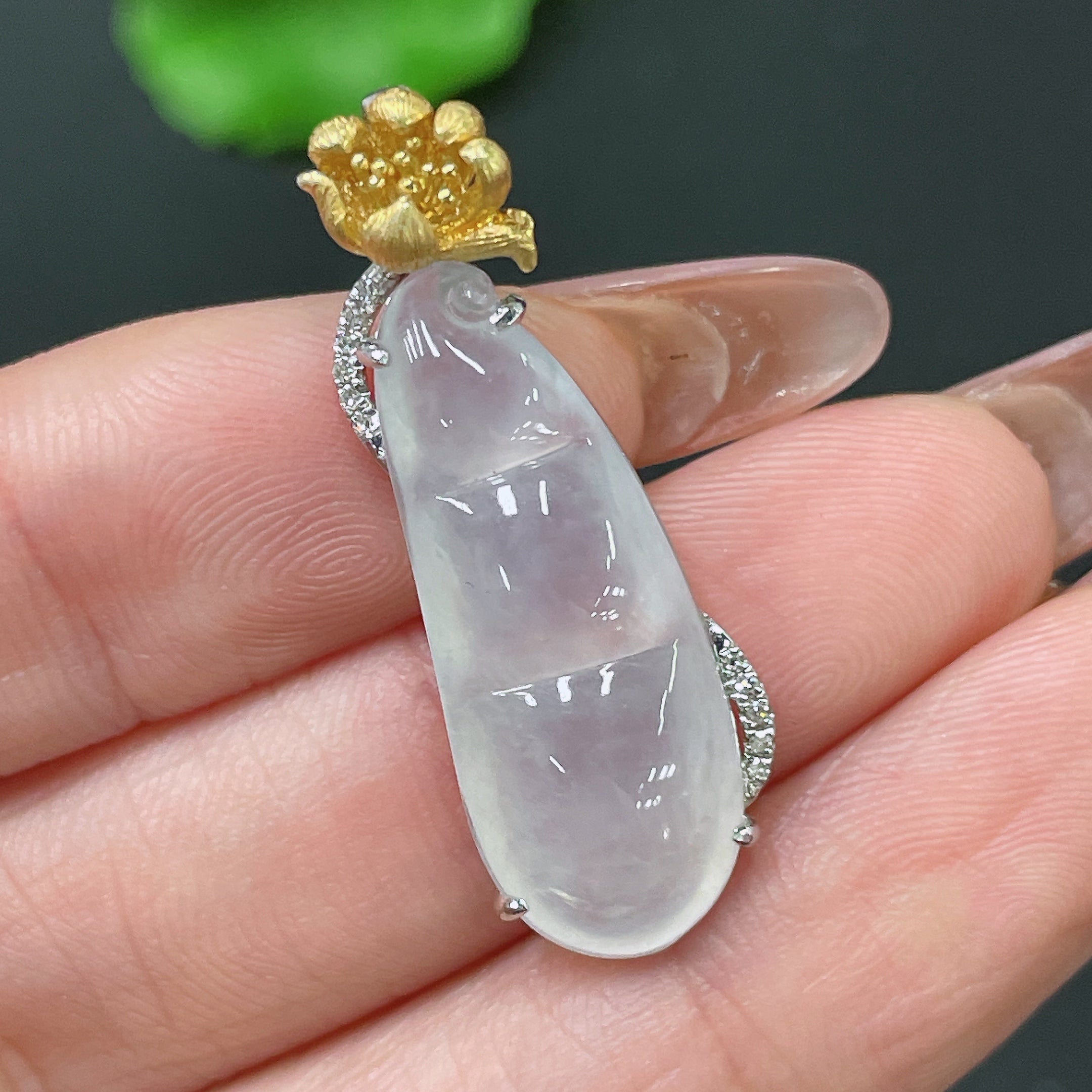 Jadeite Pendant Bean 18k Gold Inlaid with Diamonds Total Weight Approx. 4.34g