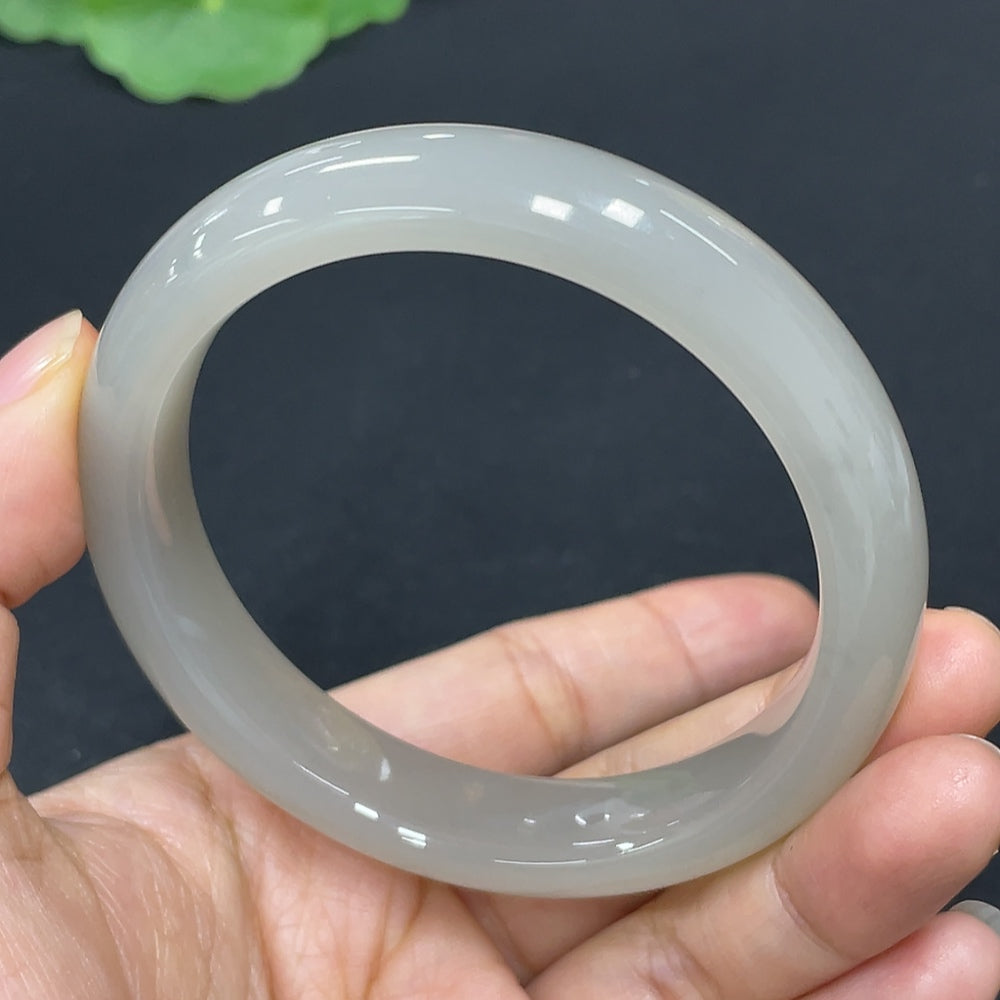 HKHQ Hetian Jade round bangle, size 55.6mm, weighs 46.6g, showcasing smooth, polished jade bracelet with intricate natural patterns.