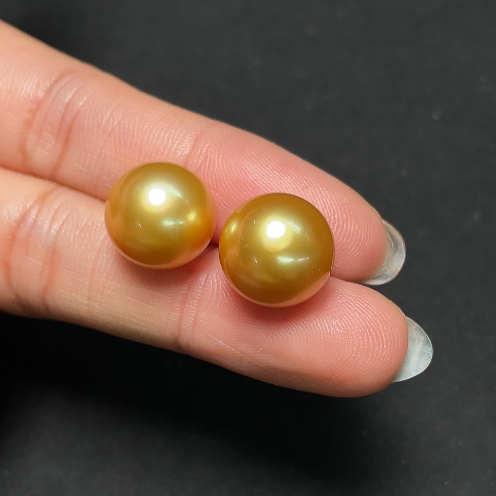 Seawater pearl stud earrings 18k gold approximately 12.8mm color origin undetermined