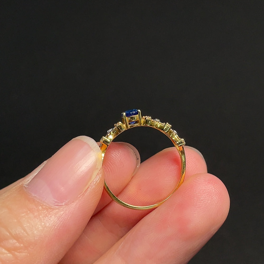 18K gold blue sapphire ring with diamond accents, featuring a stunning blue gemstone and sparkling side diamonds by HKHQ.